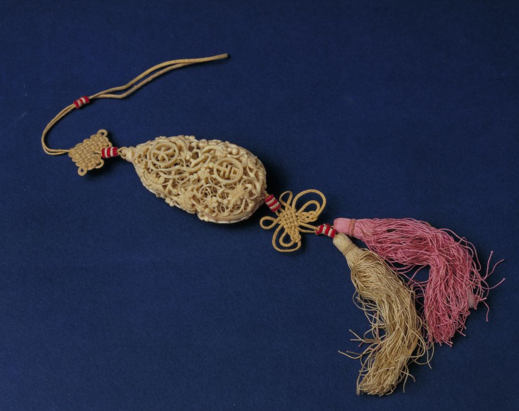 图片[1]-Ivory carved gourd shaped flower bag-China Archive